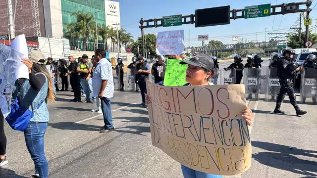 Extrabajadores de Interjet se manifiestan afuera del AICM