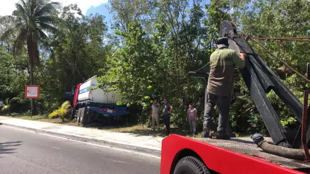 La pipa fue sacada por una grúa del lugar del accidente en la Zona Hotelera de Cancún, luego de que terminase sobre la banqueta