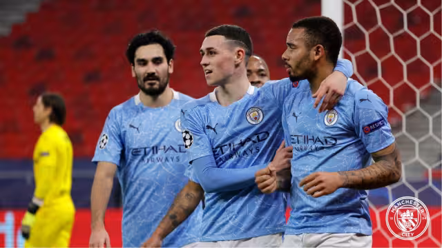 Jugadores del equipo inglés se van satisfechos