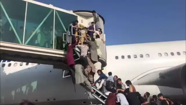 Caos en aeropuerto de Kabul; miles de personas tratan de huir de Afganistán