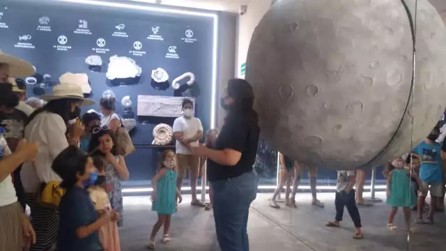 Turistas recorren el Museo del Meteorito este fin de semana