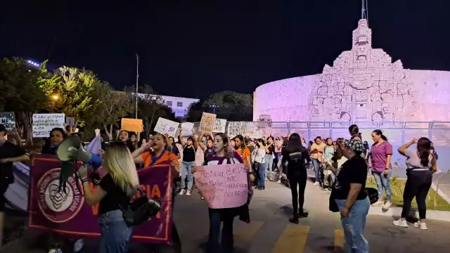Se manifiestan en Monumento a la Patria por el Día Internacional de la Eliminación de la Violencia contra la Mujer