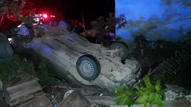 Auto atropella a motociclistas y termina volcado dentro de un predio en Escárcega