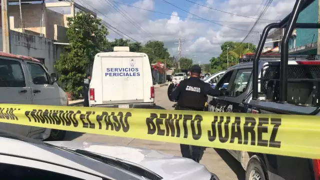 Servicios Periciales de la FGE Quintana Roo arribaron a la Región 99 de Cancún para recabar datgos sobre el cuerpo dejado dentro de dos maletas