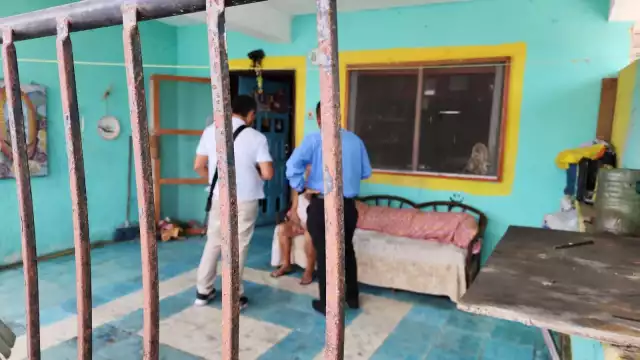 Los hombres rompieron la reja de la vivienda de la abuelita, quien vive sola