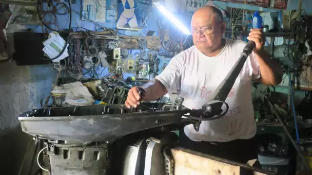 Kilo también hace reparaciones en el refugio pesquero de este lugar.