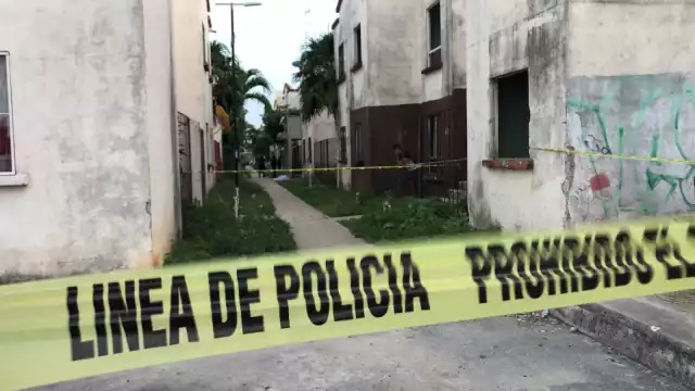 Elementos de la Policía se trasladaron a la colonia Lázaro Cárdenas para encontrar el cuerpo del joven asesinado