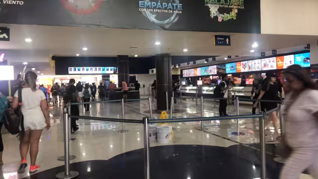 El plafón del techo del cine en la plaza de la Avenida Tulum de Cancún se cayó