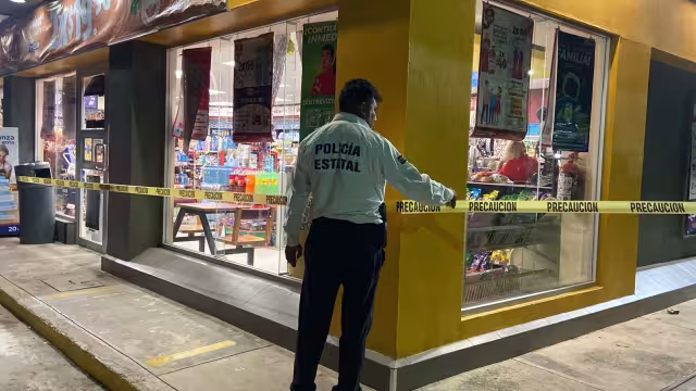 Los asaltantes amagaron a la cajera para llevarse 700 pesos