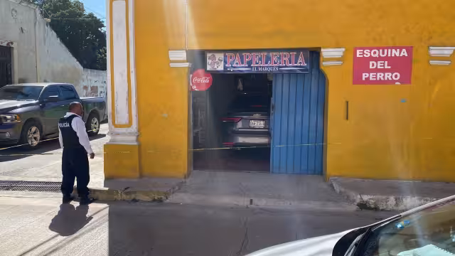 Policías acordonaron la tienda para investigar el hecho