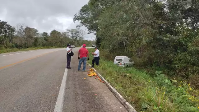 El automóvil se salió de la carretera y terminó en el área verde que rodea a la carretera rumbo a la comunidad de Polyuc