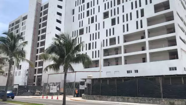 Policías y militares llegaron al sitio en construcción en la Zona Hotelera de Cancún para verificar el reporte de hombres armados dentro de la obra