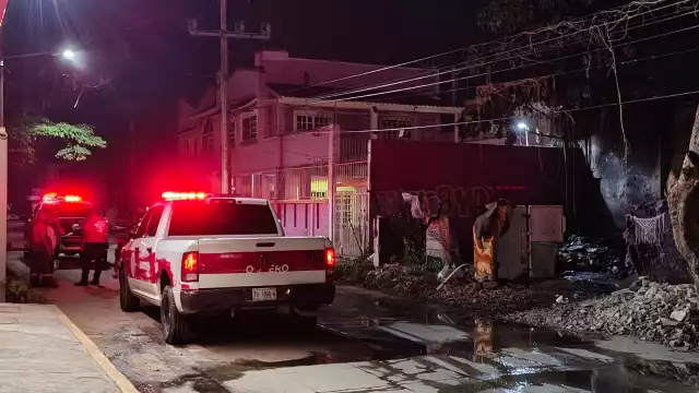 Elementos del Heroico Cuerpo de Bomberos controlaron el fuego.