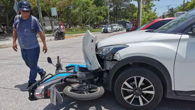 La motocicleta quedó debajo de la carrocería de la camioneta.