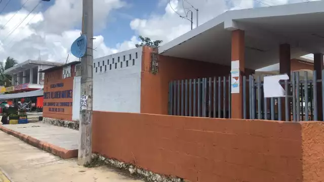 El mensaje apareció amarrado en las rejas de la entrada de esta escuela primaria en Cancún