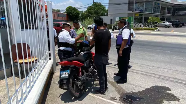 El conductor dio vuelta en U en un área donde no debía
