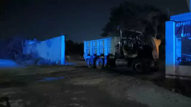 El cuerpo de Bomberos logró sofocar el fuego dentro del encierro de volquetes