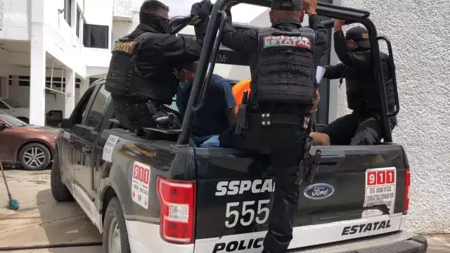 La detención ocurrió cuando taxistas reportaron al número de emergencia que cuatro hombres sometían a un joven