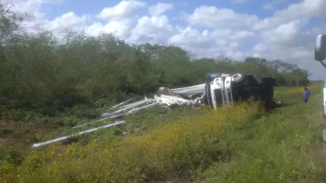 El conductor transportaba carga de aluminio desde Mérida hacia Cancún