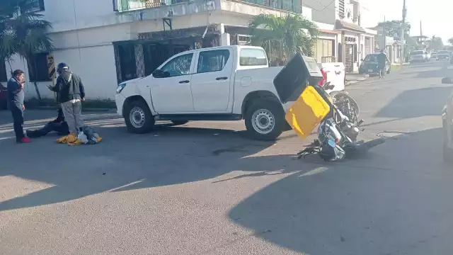 El joven terminó tendido en el pavimento con heridas y botando sangre