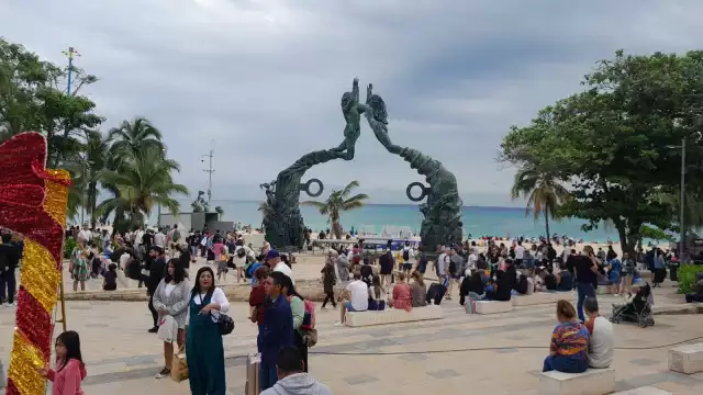 Pese al mal clima en Playa del Carmen, los turistas abarrotaron Playa Fundadores