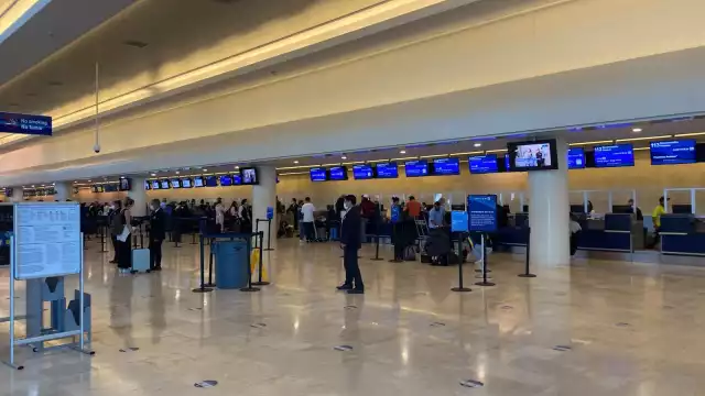 Algunos de los turistas que viajan a sus destinos de origen, principalmente Estados Unidos, hicieron fila para practicarse la prueba contra el COVID-19