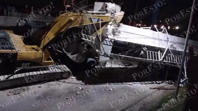 El puente se derrumbó en su totalidad, quedando sobre la maquinaria pesada