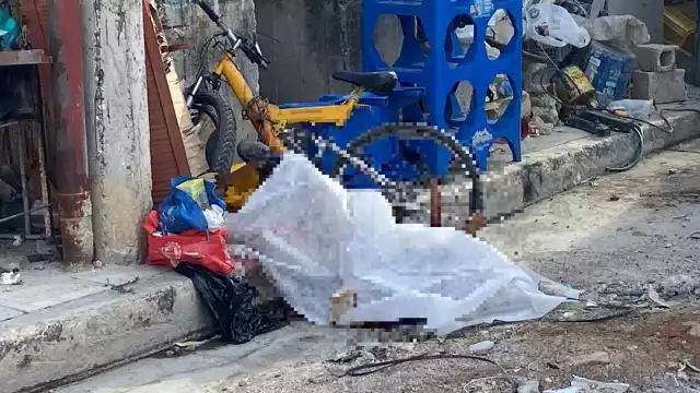 El cuerpo quedó tendido a la orilla de la banqueta