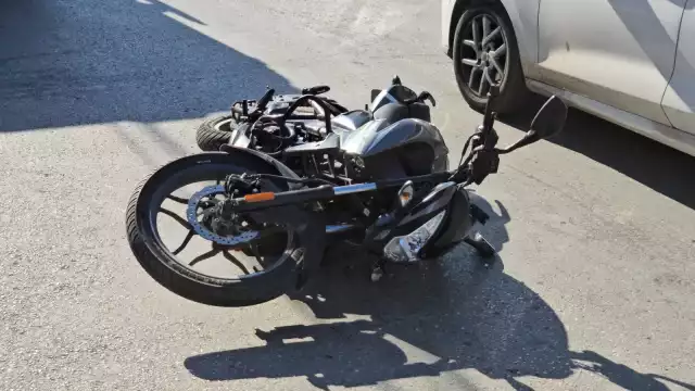 El motociclista presentó heridas tras caer al pavimento