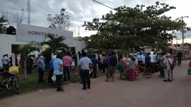 Más de 300 ejidatarios tienen horas esperando en el lugar