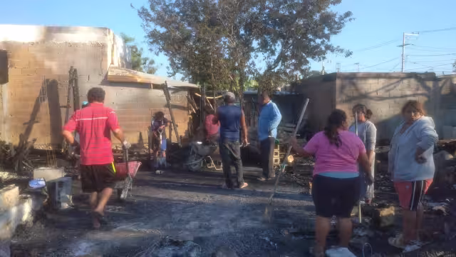 Los bomberos lograron sofocar las llamas, pero la casa se perdió en su totalidad