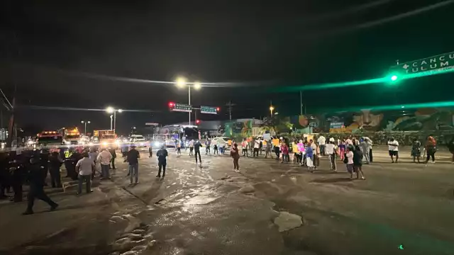Los manifestantes bloquearon la vía principal, lo que provocó un caos en la zona.