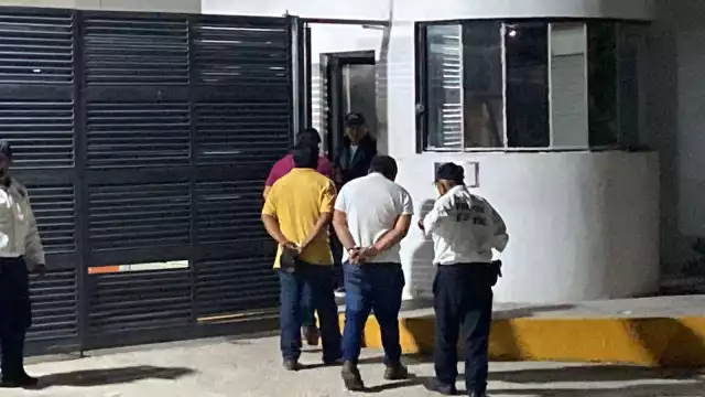 Además se decomisaron dos camionetas y un camión turístico