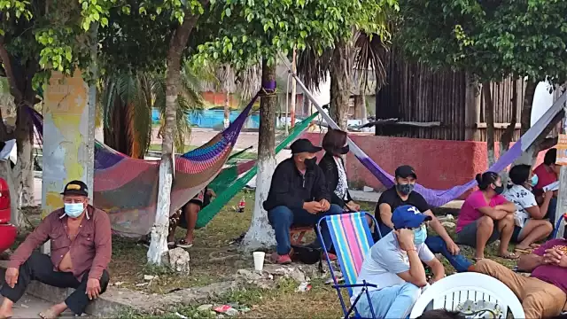 Los interesados en recibir la vacuna anticovid en José María Morelos, hicieron fila desde la noche anterior para apartar su lugar