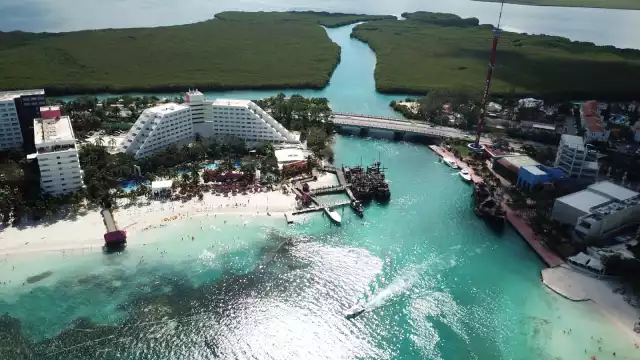 Una de las ofertas de trabajo en Cancún es el puesto de Steward, que no requiere experiencia para el puesto