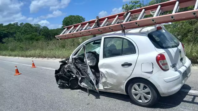 Accidente en carretera Escárcega-Champotón deja cuantiosos daños y auto abandonado