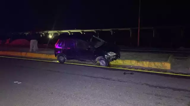 Derivado a la velocidad en la que iban, el pequeño coche terminó destruido