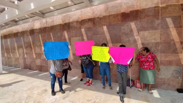Familiares pidieron apoyo con una protesta en el aeropuerto de Campeche