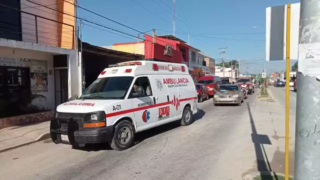 Al sitio llegó una patrulla con dos elementos y vieron un taxi semi atravesado sobre la avenida
