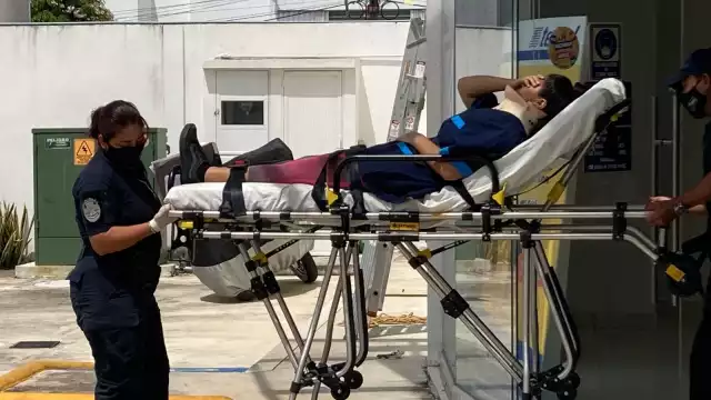 Paramédicos atendieron a la mujer para su traslado a un hospital