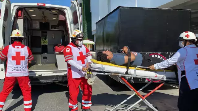 Paramédicos de la Cruz Roja Mexicana auxiliaron al lesionado