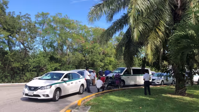 Los taxistas intentaron bloquear el kilómetro 25 de la zona hotelera en Cancún