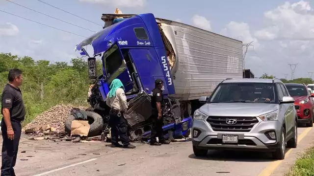 El trailero fue trasladado a un hospital de Mérida