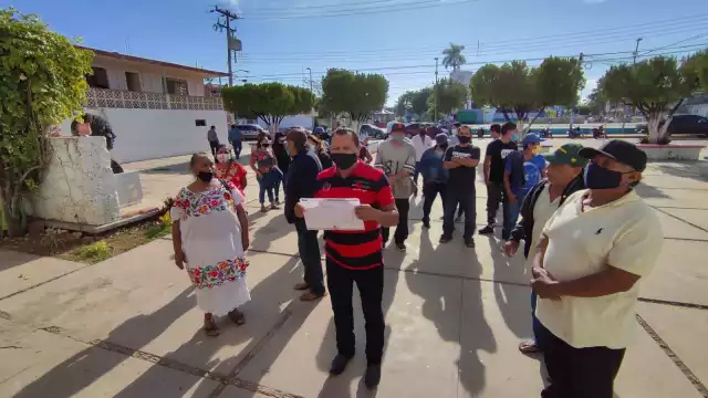 El candidato salió con la gente del poblado para que le entreguen su constancia como autoridad electa