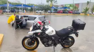 Las fuertes lluvias e inundaciones dejaron como saldo al menos 25 vehículos varados