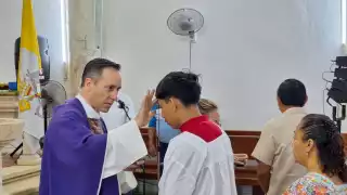 El parroco realizó la imposición de la Cruz de ceniza