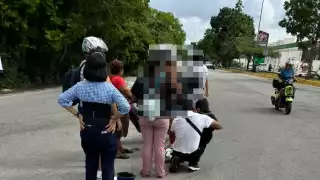 Paramédicos llegaron al lugar del incidente para evaluar a la mujer y las dos menores