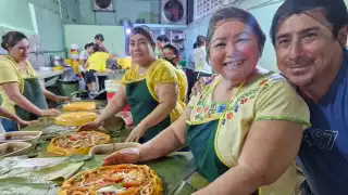 Tradición llena de sabor yucateco: Familia de Progreso cumple 21 años elaborando mucbipollos en Hanal Pixán