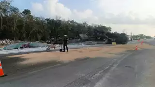 Según testigos, el conductor intentó maniobrar para evitar un choque frontal con otra unidad que manejaba en sentido contrario