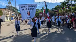 Escuelas de José María Morelos participaron en el desfile conmemorativo de la Independencia de México
